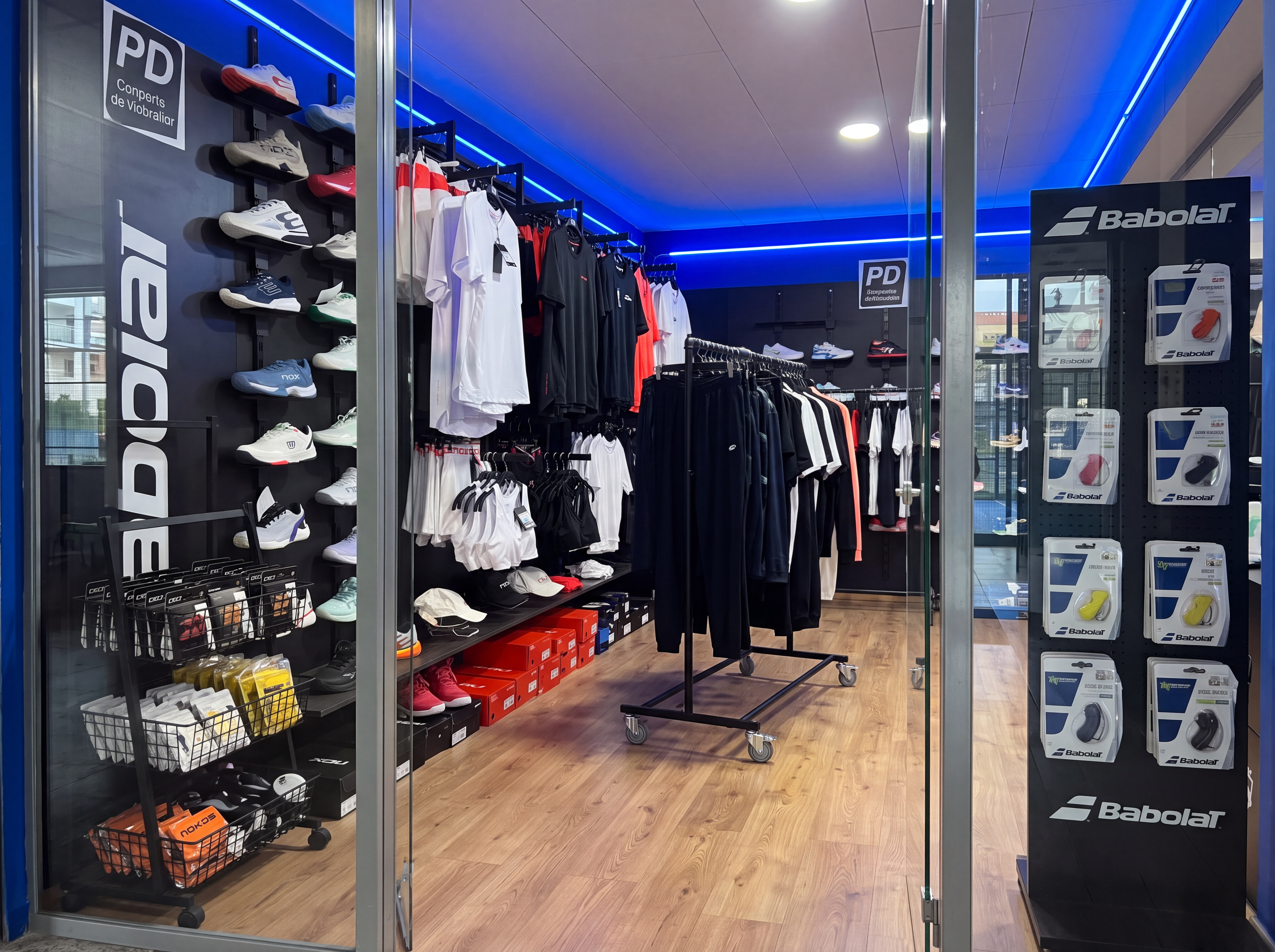 Interior de la tienda TauPadel 1