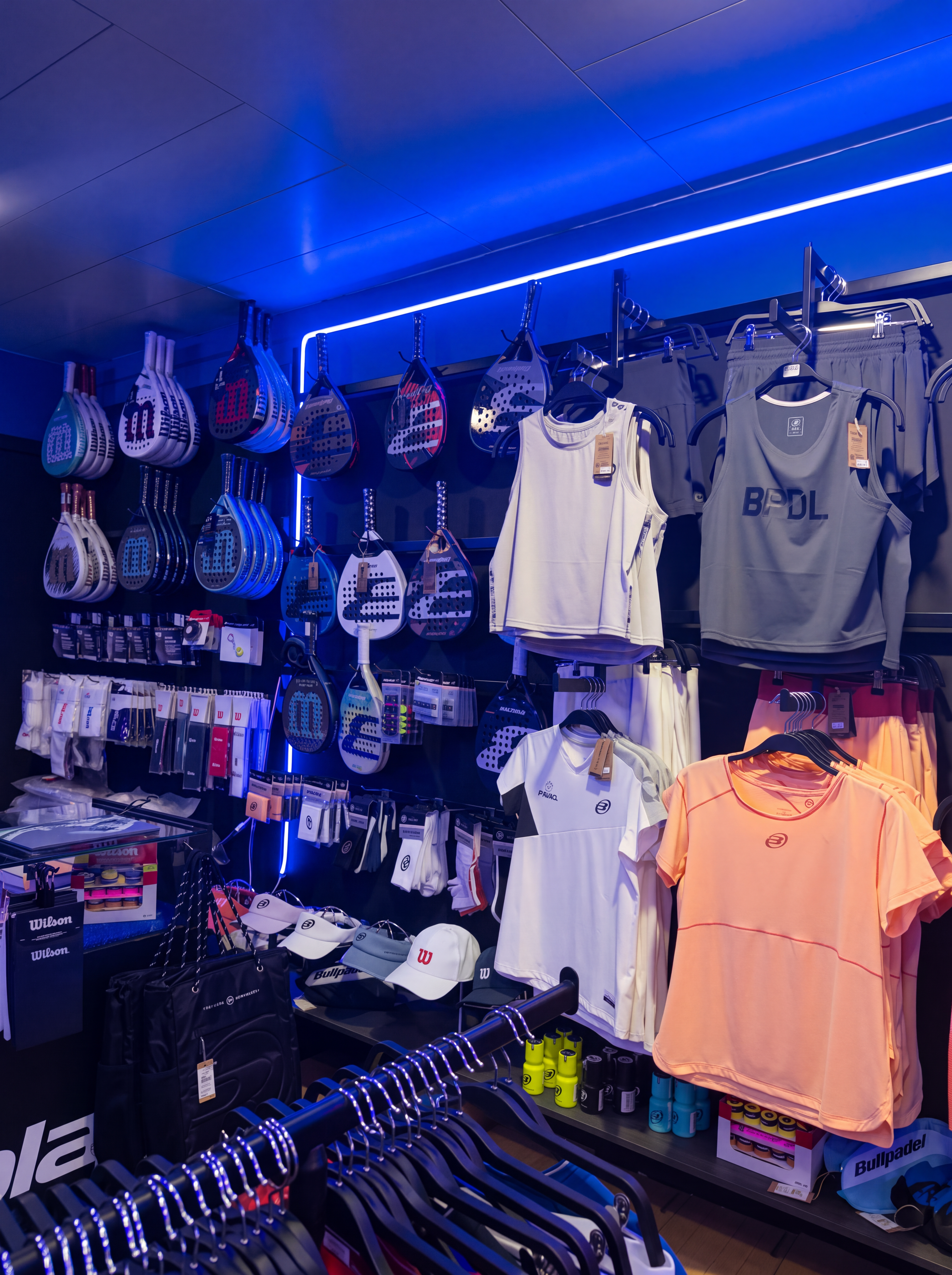 Zona de palas de la tienda TauPadel 1